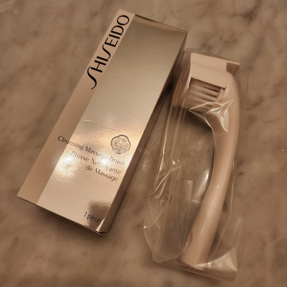 BRAND NEW Shiseido cleaning massage brush